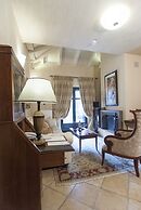 Ostra Menalon Luxury Suites