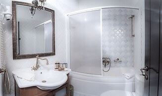 Ostra Menalon Luxury Suites