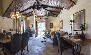 Ostra Menalon Luxury Suites