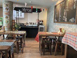 Boutique Poo-Yai Lee