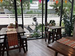 Boutique Poo-Yai Lee