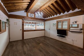 Gyeongju West Namsan Hanok Pension
