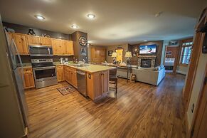 Expedition Station 8590 by SummitCove Vacation Lodging