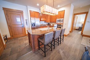 Lone Eagle 3000 by SummitCove Vacation Lodging
