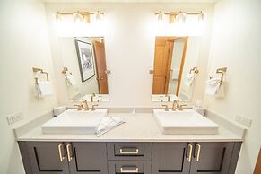 Lone Eagle 3000 by SummitCove Vacation Lodging