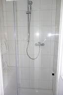 Tolstov-Hotels Large 3 Room Apartment with Garden