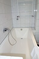 Tolstov-Hotels Large 3 Room Apartment with Garden