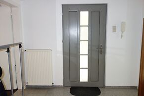 Tolstov-Hotels Large 3 Room Apartment with Garden