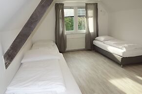Tolstov-Hotels Large 3 Room Apartment with Garden