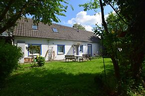 Tolstov-Hotels Large 3 Room Apartment with Garden