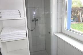 Tolstov-Hotels Large 3 Room Apartment with Garden