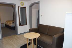Tolstov-Hotels Large 3 Room Apartment with Garden
