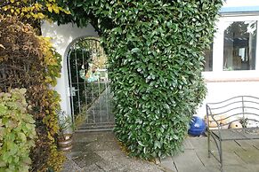 Tolstov-Hotels Large 3 Room Apartment with Garden