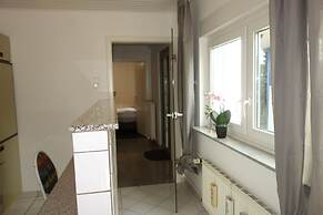 Tolstov-Hotels Large 3 Room Apartment with Garden