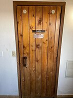 Belgium Inn & Suites