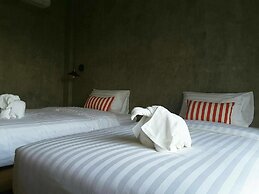 Lanta Chaolay Hostel