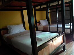 Lanta Chaolay Hostel