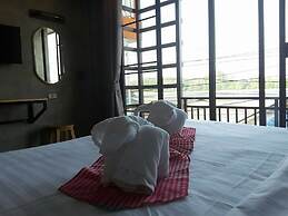 Lanta Chaolay Hostel