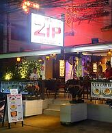 Zip Lounge & Apartments