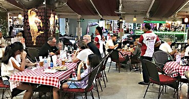 Zip Lounge & Apartments