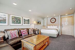 Downtown Studio W/ Sunny Alpine Views- Sleeps 4! Studio Bedroom Condo 