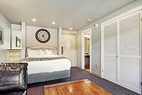 Downtown Studio W/ Sunny Alpine Views- Sleeps 4! Studio Bedroom Condo 