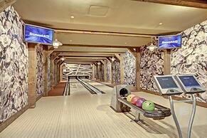 At Base Of Peak 8, Steps From Winter Activities 3 Bedroom Condo by Red