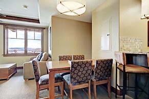 Luxury One Bedroom  At Base Of Peak 8! Condo by RedAwning
