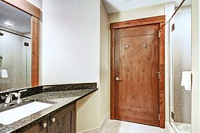 Luxury One Bedroom  At Base Of Peak 8! Condo by RedAwning
