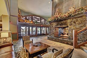 Luxury One Bedroom  At Base Of Peak 8! Condo by RedAwning