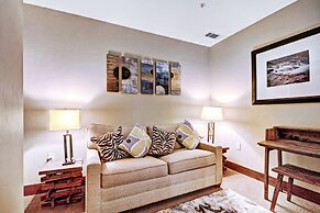 Luxury One Bedroom  At Base Of Peak 8! Condo by RedAwning