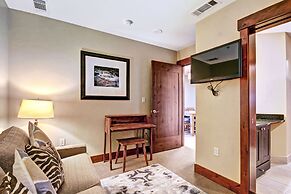 Luxury One Bedroom  At Base Of Peak 8! Condo by RedAwning