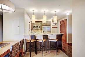 Luxury One Bedroom  At Base Of Peak 8! Condo by RedAwning