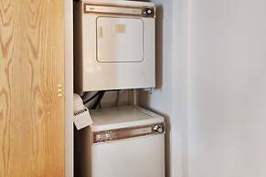 Ideal Locale Steps To Mountain & Main St- 1br+loft, Sleeps 6 1 Bedroom