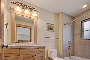 Cosmopolitan Decor + Spacious 3br In Downtown Breck Sleeps 8 3 Bedroom