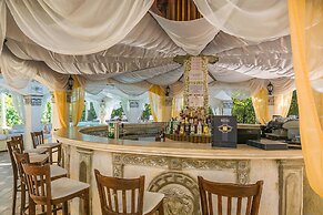 Golden Pearl Hotel