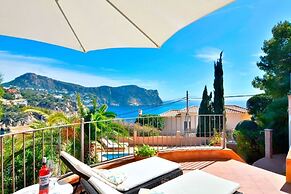 Villa with incredible sea views and pool