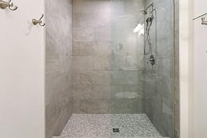 Modern Condos in California Building by Hosteeva