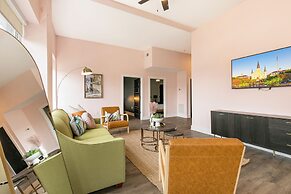 Modern Condos in California Building by Hosteeva