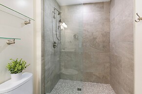 Modern Condos in California Building by Hosteeva