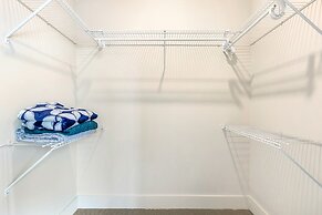 Modern Condos in California Building by Hosteeva