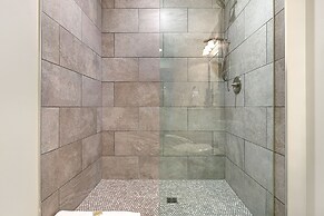 Modern Condos in California Building by Hosteeva