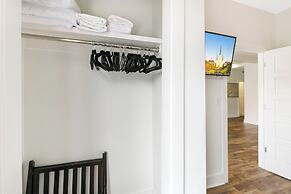 Modern Condos in California Building by Hosteeva