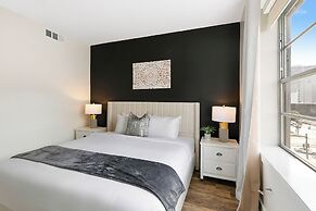 Modern Condos in California Building by Hosteeva