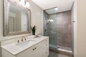 Modern Condos in California Building by Hosteeva