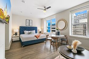 Modern Condos in California Building by Hosteeva