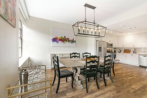 Modern Condos in California Building by Hosteeva