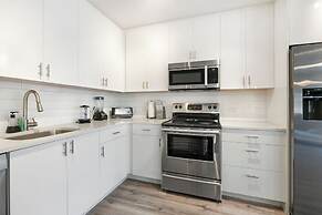 Modern Condos in California Building by Hosteeva