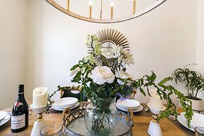 Modern Condos in California Building by Hosteeva