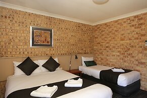 Clermont Country Motor Inn